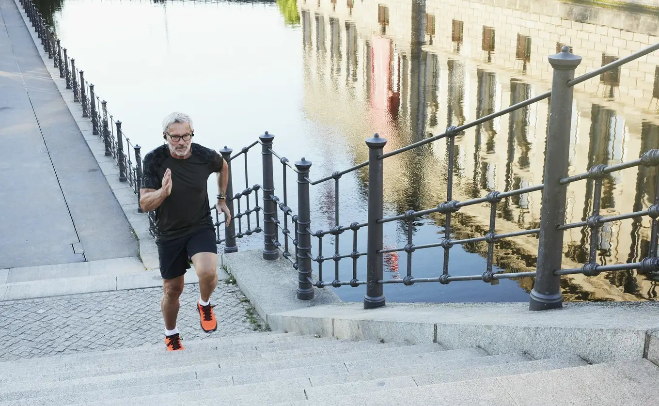 mężczyzna w okularach podczas joggingu